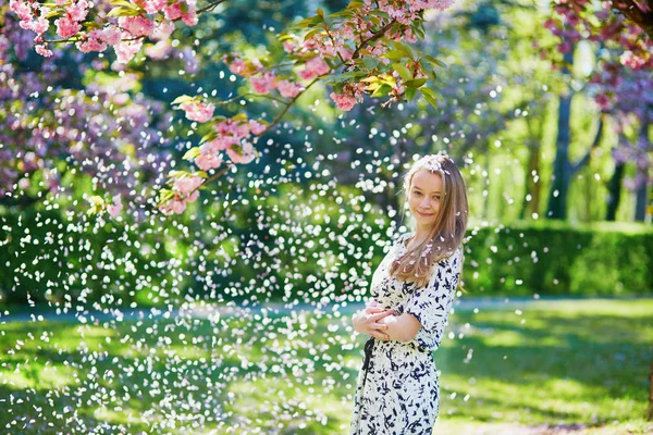 Mulher bonita no parque de primavera florescendo — Fotografia de Stock