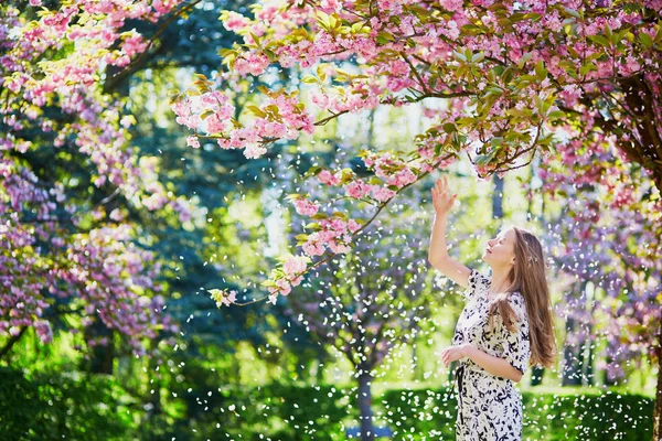 Belle jeune femme en fleurs parc de printemps — Photo