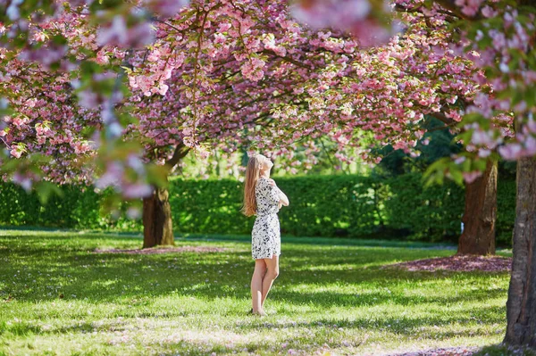 Hermosa mujer joven en el floreciente parque de primavera —  Fotos de Stock