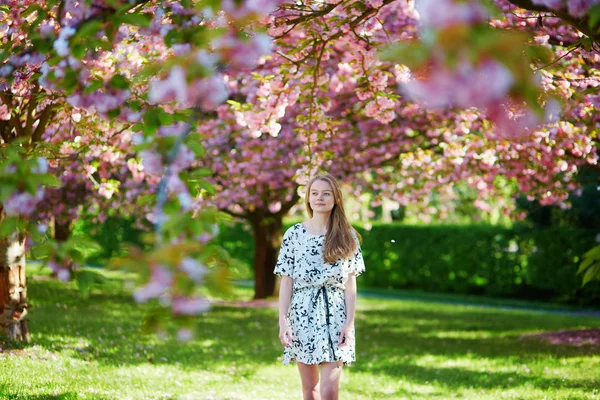 Hermosa mujer joven en el floreciente parque de primavera — Foto de Stock