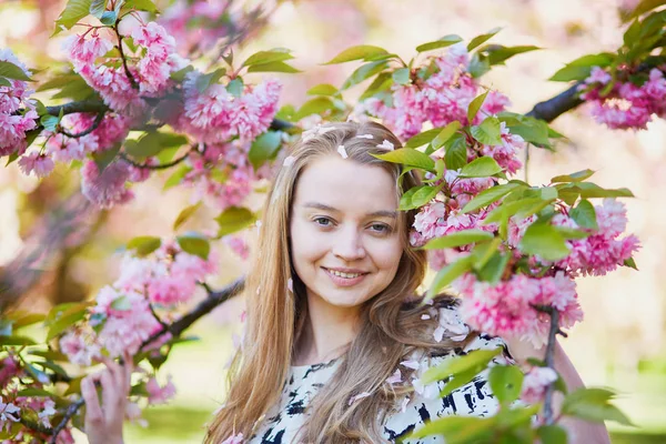 Vacker ung kvinna i blommande våren park — Stockfoto