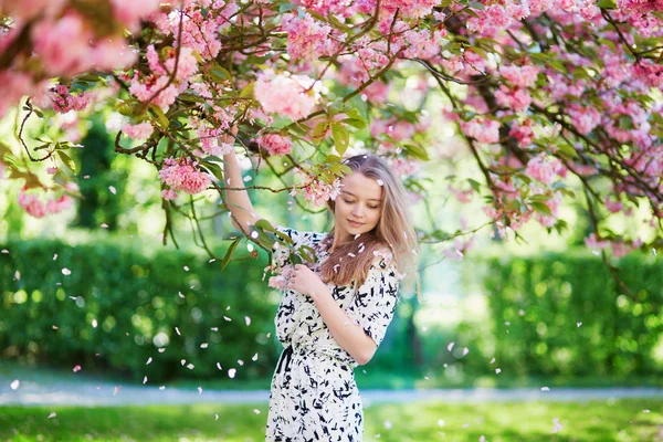 Piękna młoda kobieta w kwitnące wiosną park — Zdjęcie stockowe