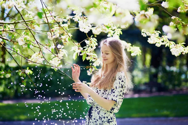 Vacker ung kvinna i blommande våren park — Stockfoto