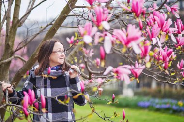 Güzel orta yaşlı hayran pembe Manolya