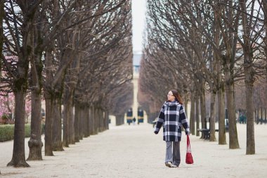 Paris parkta yürüyen güzel orta yaşlı kadın