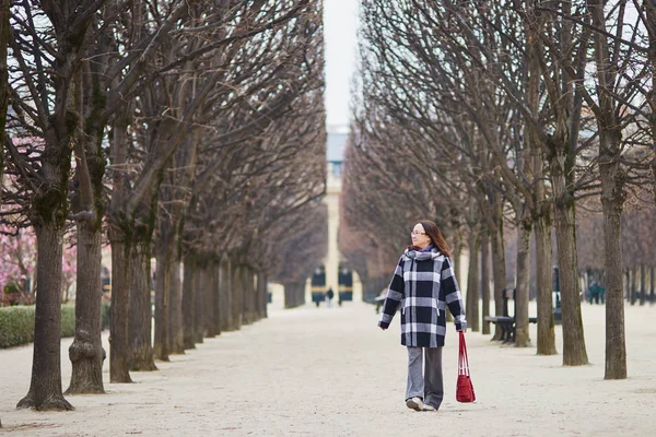 Vacker mellersta äldre kvinna gå i parisisk park — Stockfoto