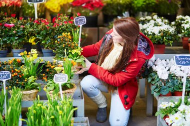 Kadın çiçek Paris çiçek pazarı veya Dükkanı seçme