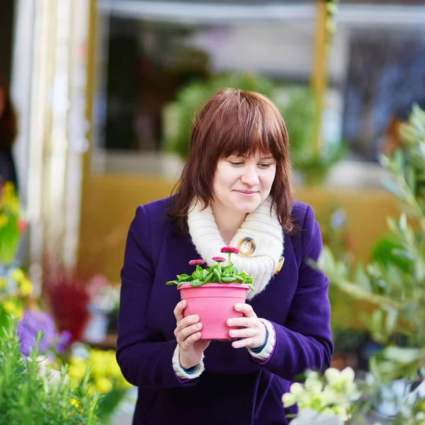 Femme sélectionnant des fleurs sur le marché aux fleurs parisien ou en boutique — Photo