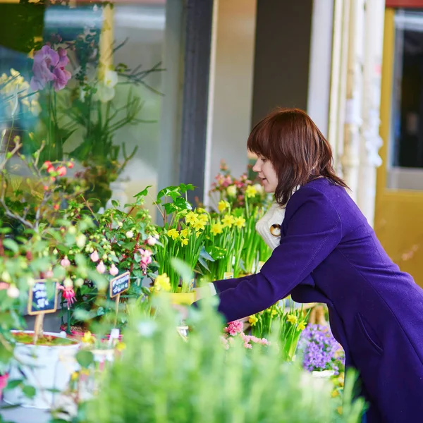 Woman selecting flowers on Parisian flower market or in shop — Stock Photo, Image