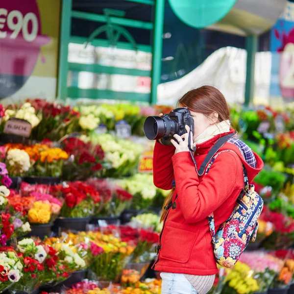 Vrouw nemen foto in Parijse bloemenwinkel of op de markt — Stockfoto