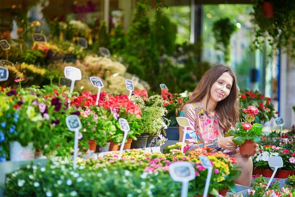Frau wählt Blumen auf Pariser Blumenmarkt oder im Geschäft aus — Stockfoto