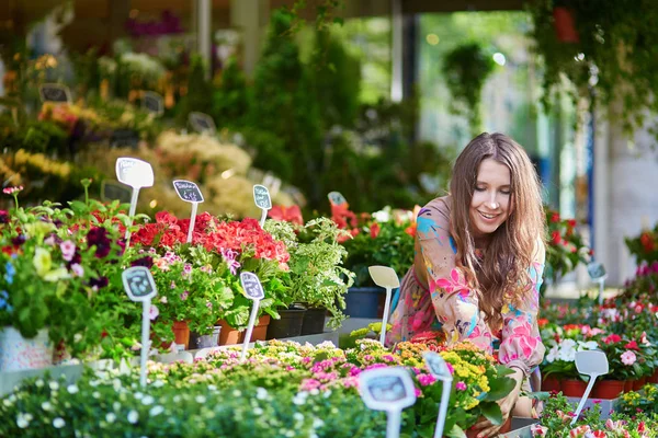 Kvinnan att välja blommor på parisiska blomstermarknaden eller i butik — Stockfoto