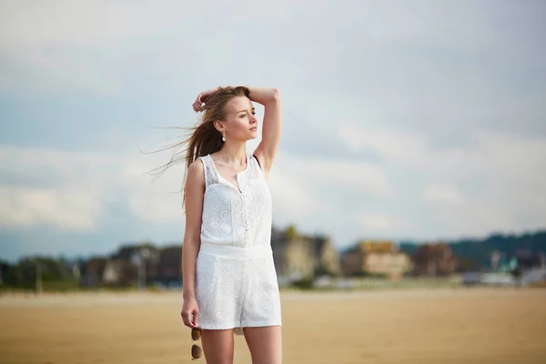 Красивая молодая женщина наслаждается солнцем на песчаном пляже — стоковое фото