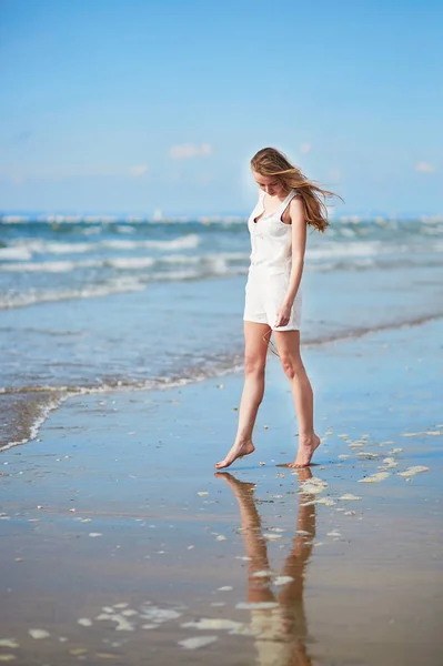 Jonge vrouw genieten van haar vakantie aan zee — Stockfoto