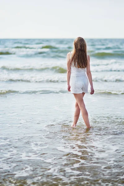 Ung kvinna njuter av sin semester vid havet — Stockfoto