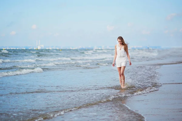 Mujer joven disfrutando de sus vacaciones por mar — Foto de Stock