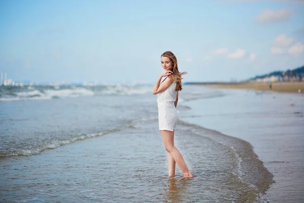 年轻女子海边享受她的假期 — 图库照片