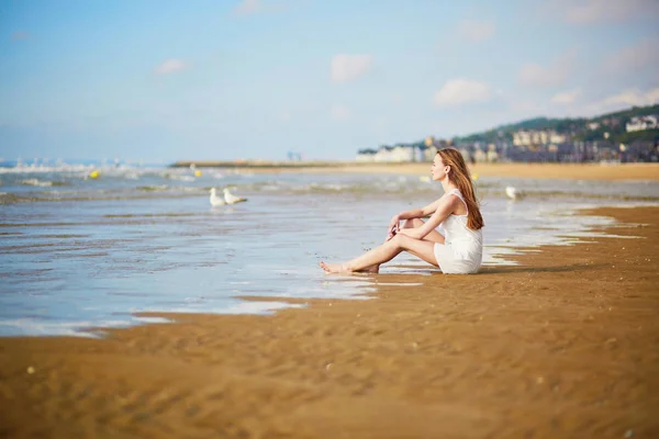 Femeia se bucură de vacanță pe mare sau ocean — Fotografie, imagine de stoc