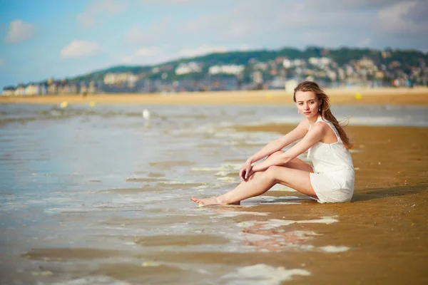 Mulher desfrutando de suas férias por mar ou mar — Fotografia de Stock