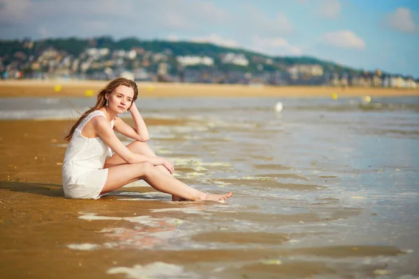 Žena se těší její dovolené od moře nebo oceánu — Stock fotografie