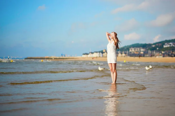 海で彼女の休暇を楽しんでいる若い女性 — ストック写真