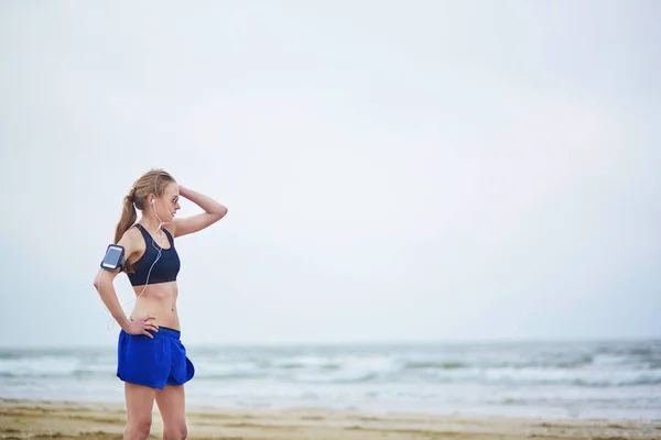 Jeune femme fitness running jogging sur la plage — Photo