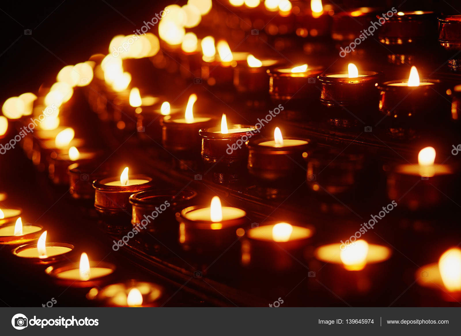 Kirche Kerzen In Gelb Transparent Kronleuchter Stockfoto