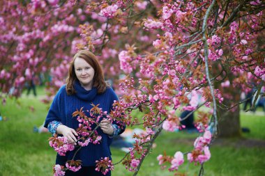 Güzel kiraz çiçeği kadınla