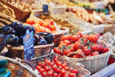 Taze sağlıklı bio meyve ve sebze pazarında