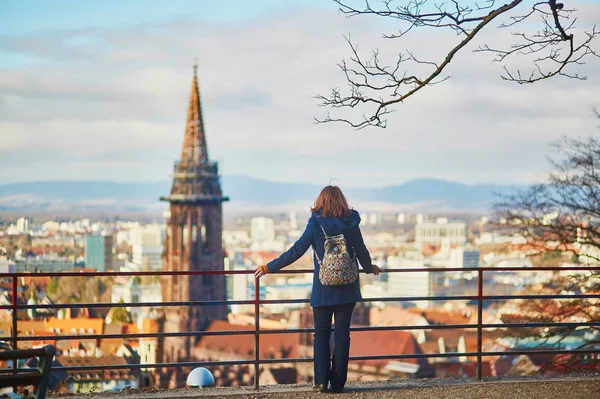 Mädchen genießt Panorama von Freiburg im Breisgau in Deutschland — Stockfoto