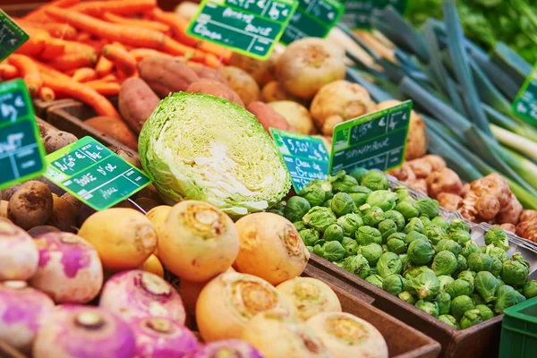 Frutas e produtos hortícolas biológicos frescos e saudáveis no mercado — Fotografia de Stock