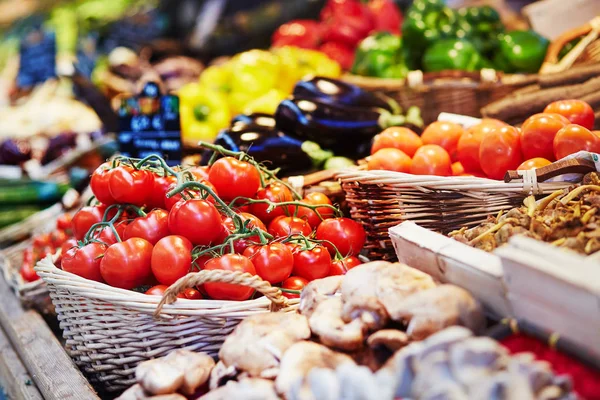Frutas e produtos hortícolas biológicos frescos e saudáveis no mercado — Fotografia de Stock