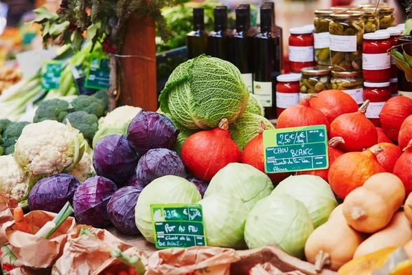 Frutas e produtos hortícolas biológicos frescos e saudáveis no mercado — Fotografia de Stock