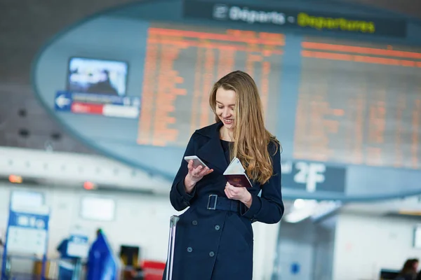 Jovem viajante do sexo feminino no aeroporto internacional — Fotografia de Stock