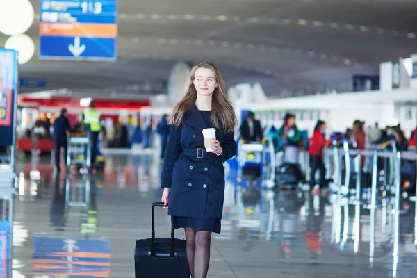 Jovem viajante do sexo feminino no aeroporto internacional — Fotografia de Stock