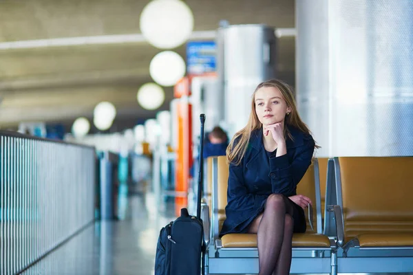 Młoda kobieta podróżnik w międzynarodowy port lotniczy — Zdjęcie stockowe