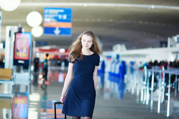 Молодая женщина путешественница в международном аэропорту — стоковое фото