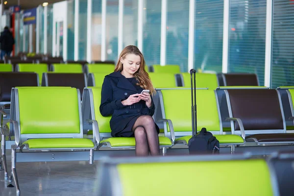 Jóvenes viajeras en aeropuerto internacional — Foto de Stock