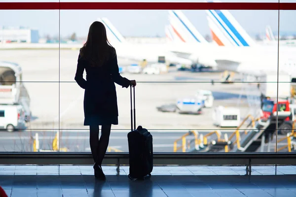 Jovem viajante do sexo feminino no aeroporto internacional — Fotografia de Stock