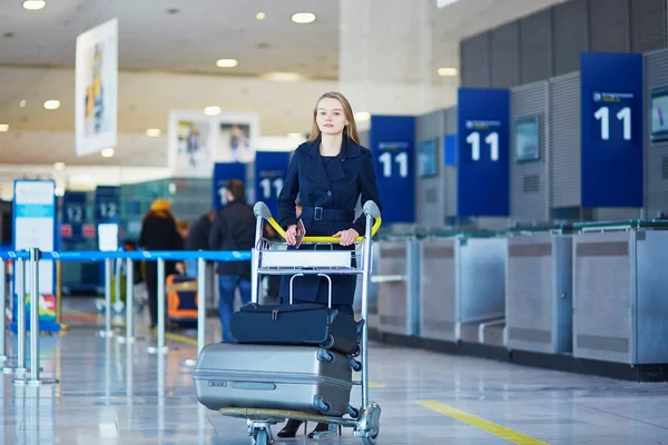 अंतरराष्ट्रीय हवाई अड्डे में युवा महिला यात्री — स्टॉक फ़ोटो, इमेज
