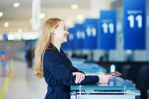 Молода жінка-мандрівник в міжнародному аеропорту — стокове фото