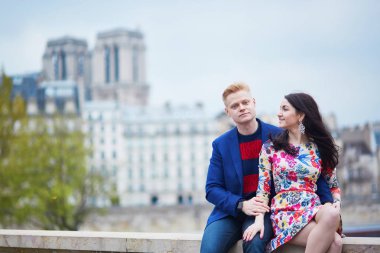 Paris'te Seine yakınındaki Romantik Çift