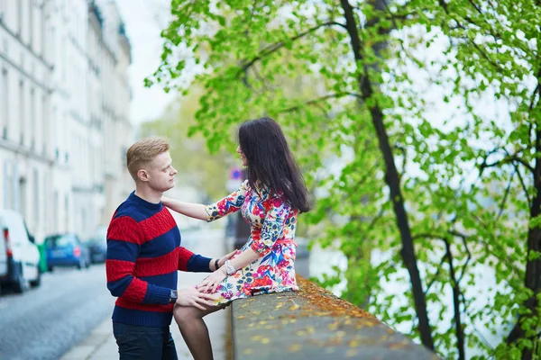 Coppia romantica a Parigi vicino alla Senna — Foto Stock