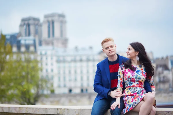 Romantický pár v Paříži poblíž Seiny — Stock fotografie