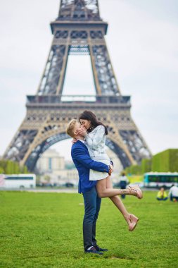 Romantik Çift Paris'te Eyfel Kulesinin yakınında