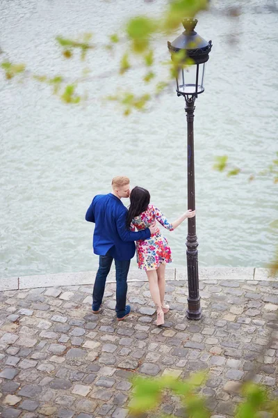 Pareja romántica en París cerca del Sena — Foto de Stock