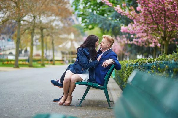 Romantic couple in Paris near the Eiffel tower — Stock Photo, Image