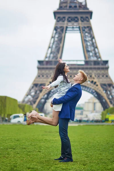 Romantický pár v Paříži poblíž Eifellova věž — Stock fotografie