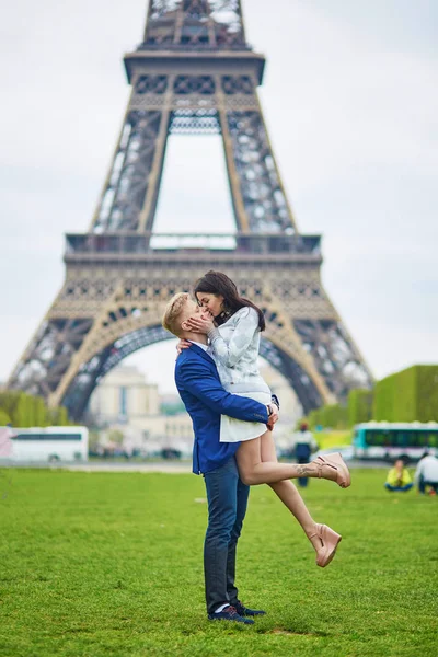 Романтическая пара в Париже возле Эйфелевой башни — стоковое фото