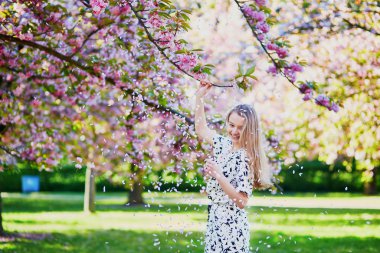 Çiçeklenme içinde güzel ve genç birbayan bahar Parkı